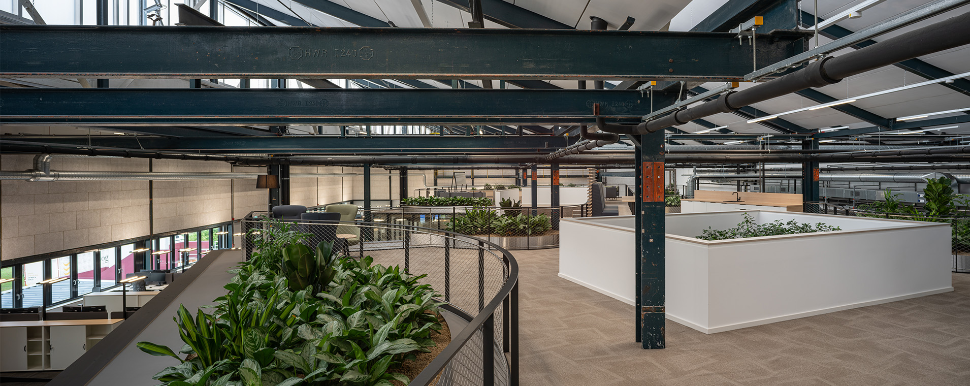 NOVA 10 in Neufahrn bei München – Revitalisierung einer ehemaligen Produktionshalle zu einer modernen, lebendigen Bürolandschaft durch Bottler_Lutz Architekten BDA, München. Das Projekt steht beispielhaft für hochwertiges Bauen im Bestand und zeigt die Transformation industrieller Architektur in flexible, zeitgemäße Arbeitsräume. Fotografie: Michael Heinrich.