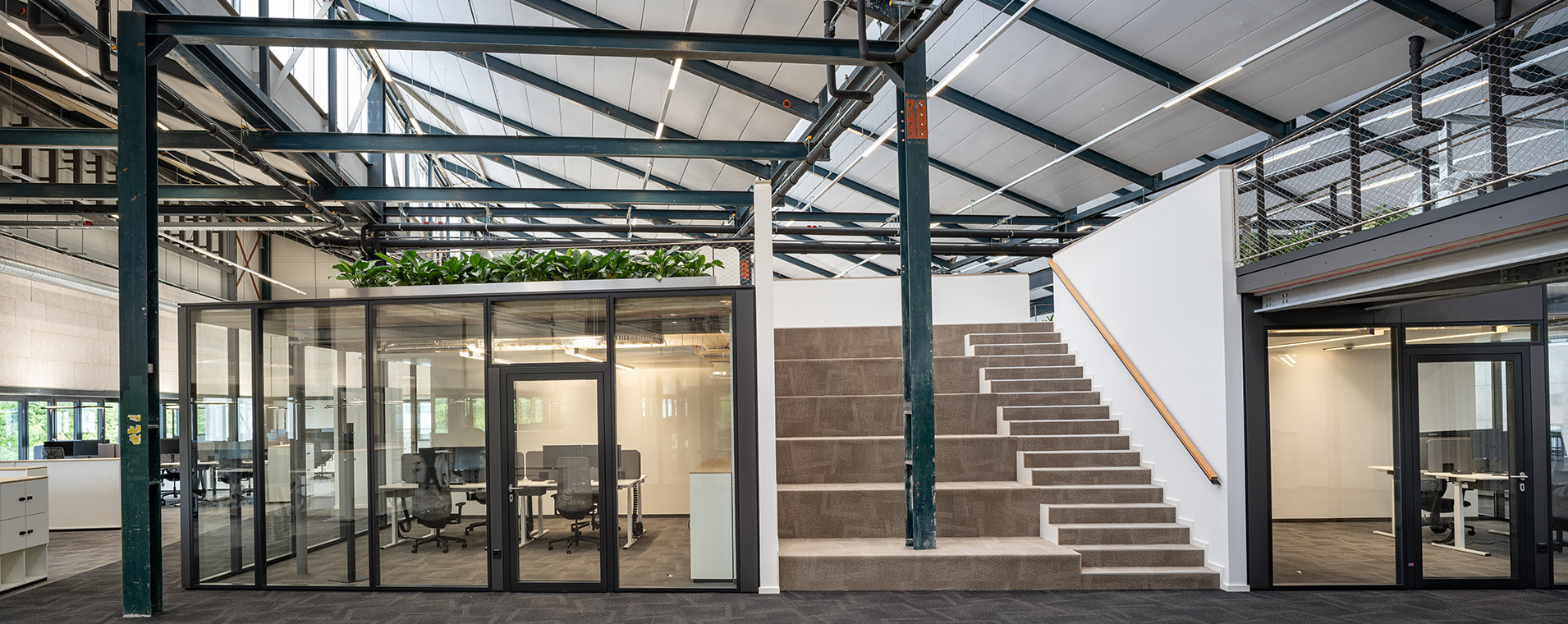 NOVA 10 in Neufahrn bei München – Revitalisierung einer ehemaligen Produktionshalle zu einer modernen, lebendigen Bürolandschaft durch Bottler_Lutz Architekten BDA, München. Das Projekt steht beispielhaft für hochwertiges Bauen im Bestand und zeigt die Transformation industrieller Architektur in flexible, zeitgemäße Arbeitsräume. Fotografie: Michael Heinrich.