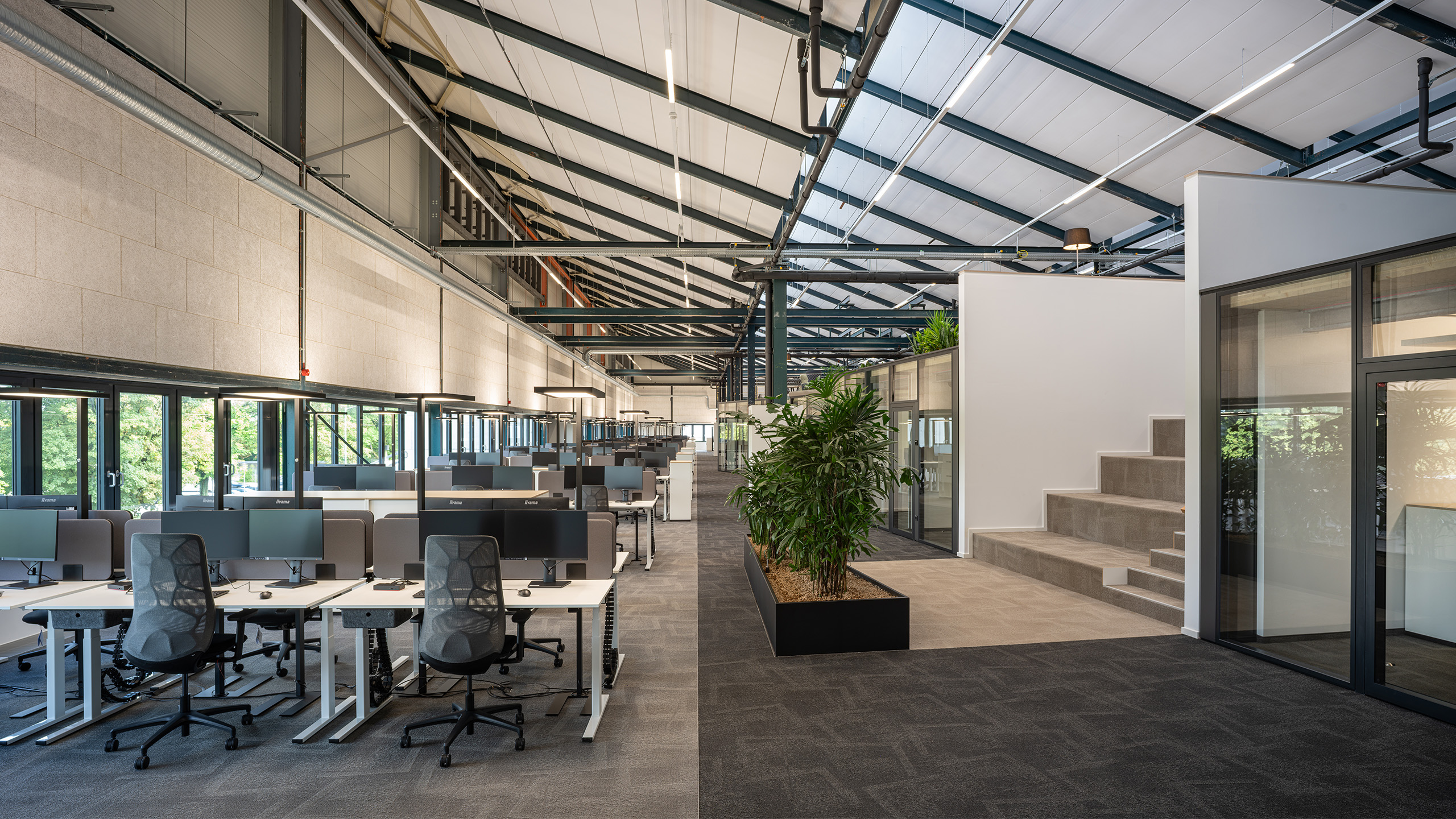 NOVA 10 in Neufahrn bei München – Revitalisierung einer ehemaligen Produktionshalle zu einer modernen, lebendigen Bürolandschaft durch Bottler_Lutz Architekten BDA, München. Das Projekt steht beispielhaft für hochwertiges Bauen im Bestand und zeigt die Transformation industrieller Architektur in flexible, zeitgemäße Arbeitsräume. Fotografie: Michael Heinrich.