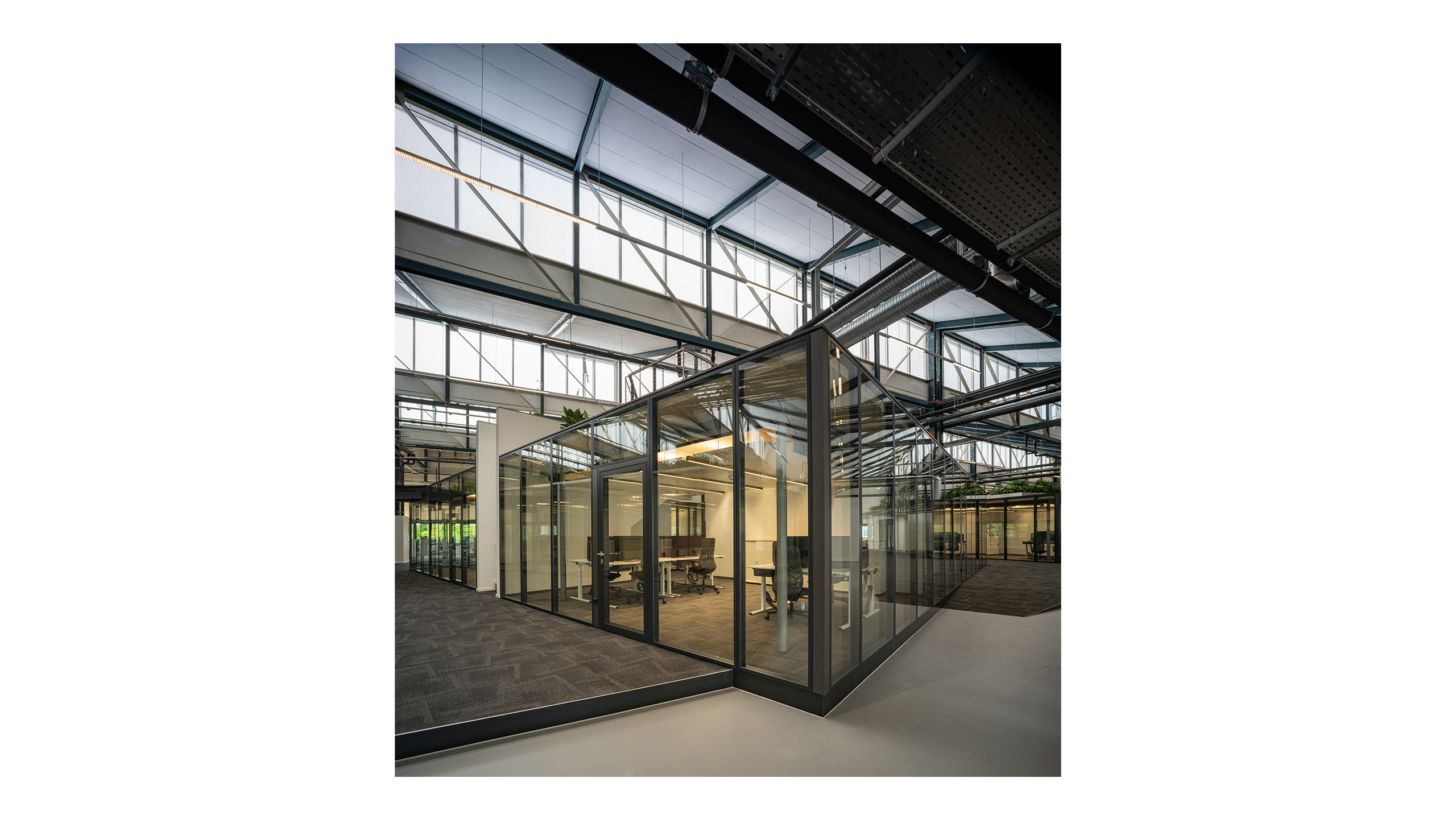 NOVA 10 in Neufahrn bei München – Revitalisierung einer ehemaligen Produktionshalle zu einer modernen, lebendigen Bürolandschaft durch Bottler_Lutz Architekten BDA, München. Das Projekt steht beispielhaft für hochwertiges Bauen im Bestand und zeigt die Transformation industrieller Architektur in flexible, zeitgemäße Arbeitsräume. Fotografie: Michael Heinrich.