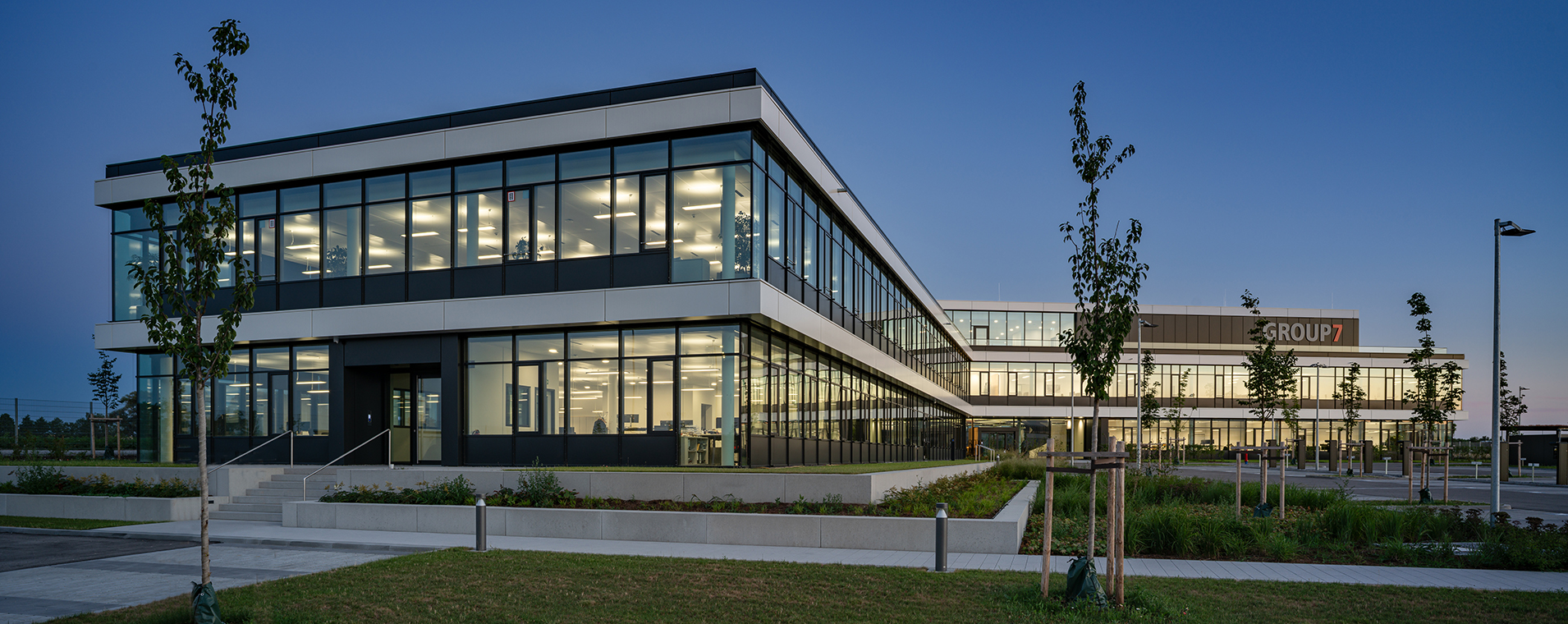Unternehmenszentrale GROUP7 in Schwaig bei Oberding – moderne Firmenzentrale und Verwaltungsgebäude von Bottler Lutz Architekten BDA.
