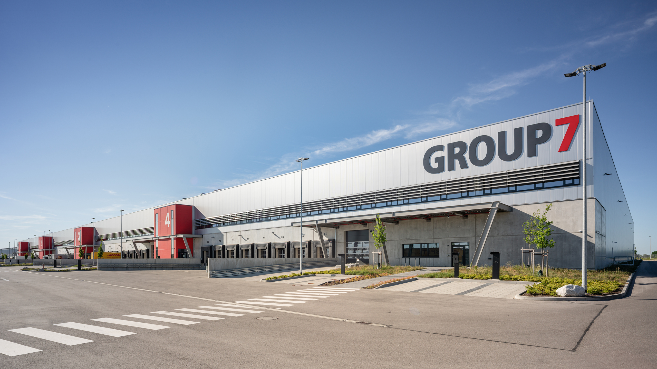 Dienstleistungszentrum GROUP7 in Schwaig bei Oberding – moderne Gewerbe- und Büroarchitektur von Bottler Lutz Architekten BDA.