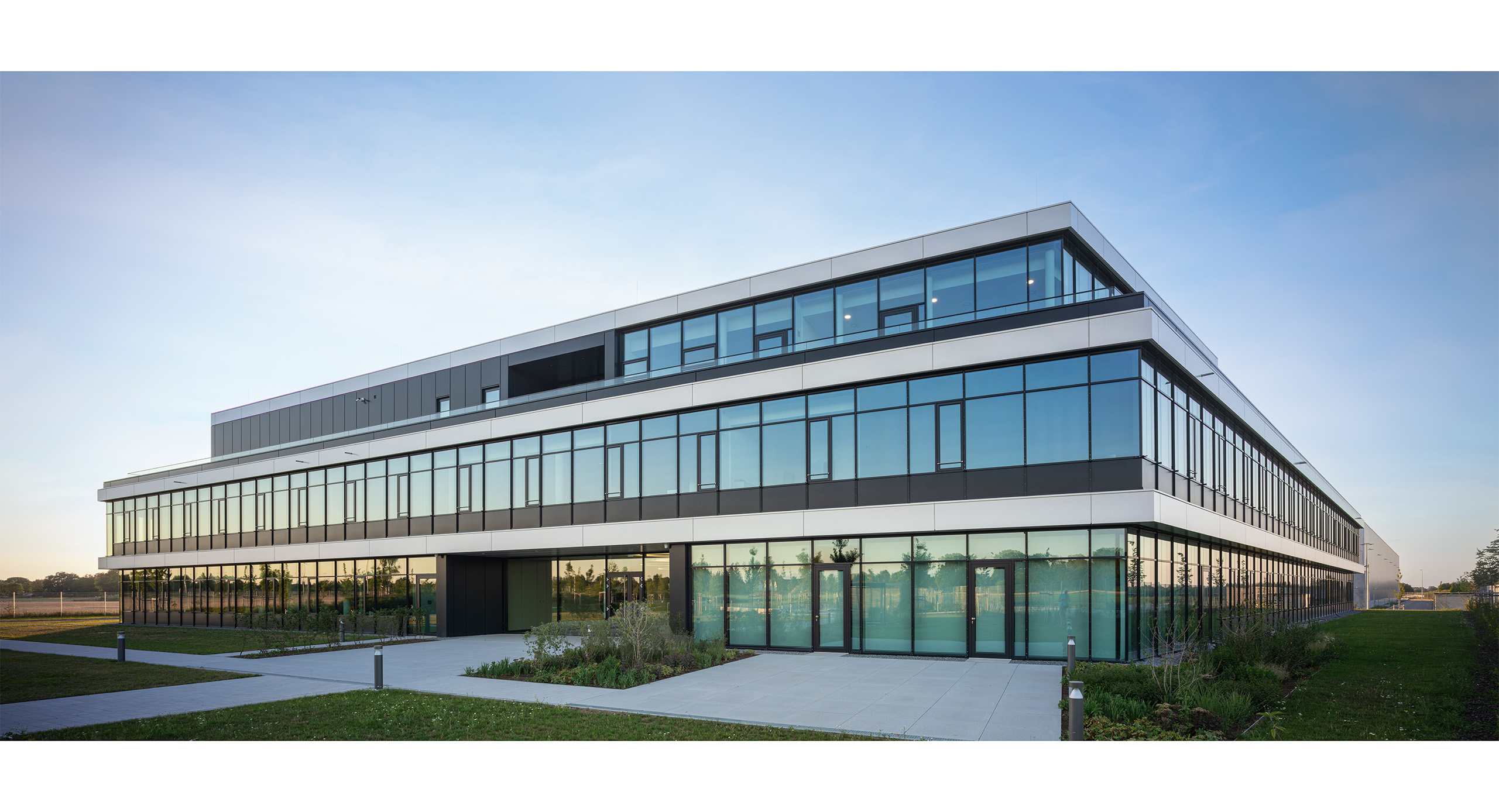 Unternehmenszentrale GROUP7 in Schwaig bei Oberding – moderne Firmenzentrale und Verwaltungsgebäude von Bottler Lutz Architekten BDA.