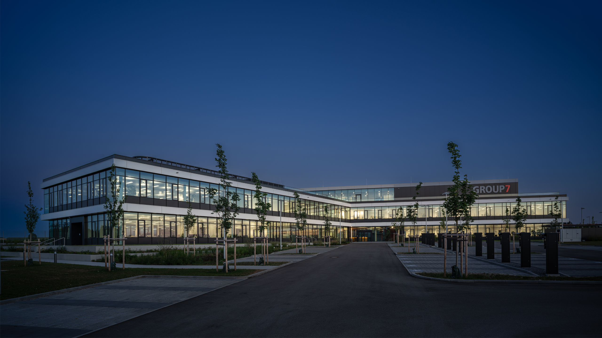 Unternehmenszentrale GROUP7 in Schwaig bei Oberding – moderne Firmenzentrale und Verwaltungsgebäude von Bottler Lutz Architekten BDA.