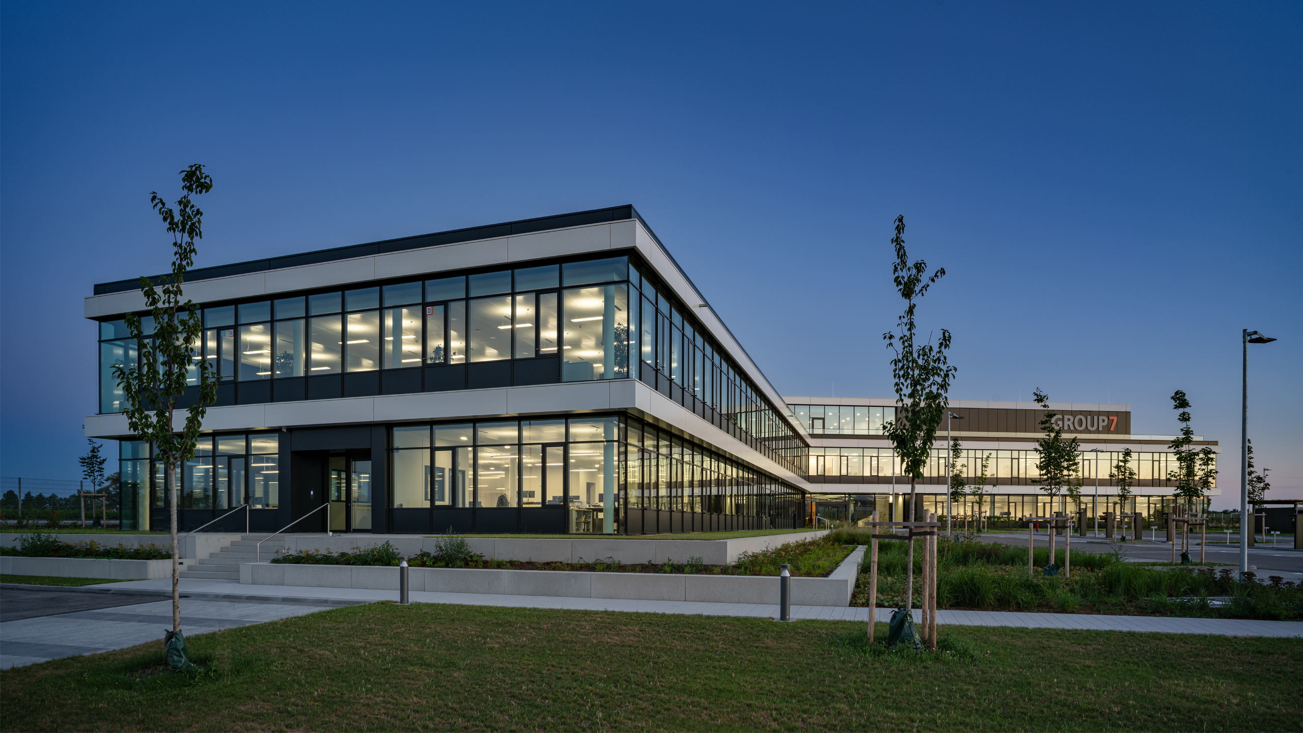 Unternehmenszentrale GROUP7 in Schwaig bei Oberding – moderne Firmenzentrale und Verwaltungsgebäude von Bottler Lutz Architekten BDA.