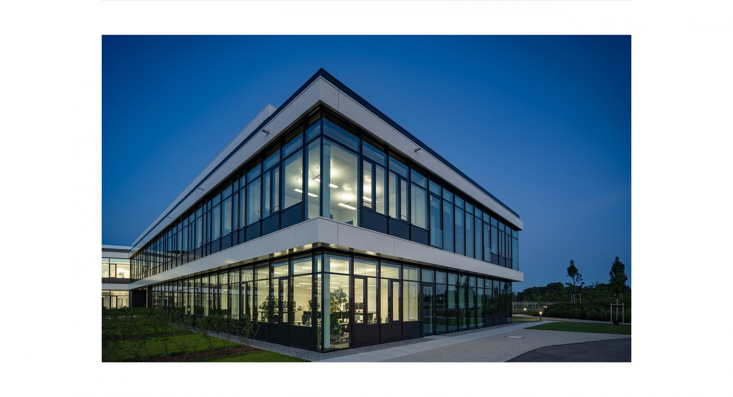 Unternehmenszentrale GROUP7 in Schwaig bei Oberding – moderne Firmenzentrale und Verwaltungsgebäude von Bottler Lutz Architekten BDA.