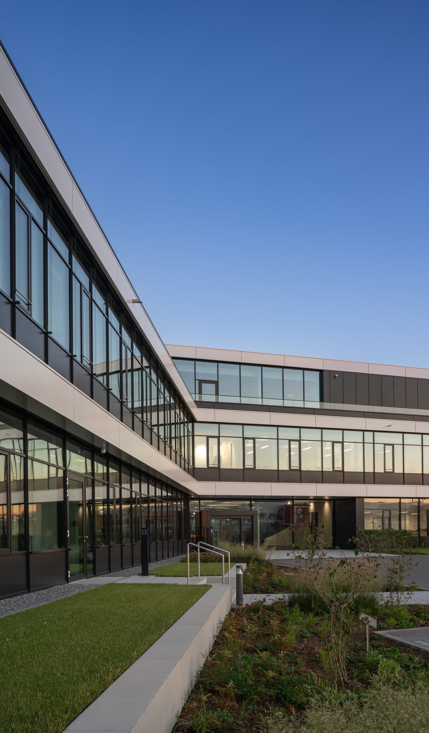 Unternehmenszentrale GROUP7 in Schwaig bei Oberding – moderne Firmenzentrale und Verwaltungsgebäude von Bottler Lutz Architekten BDA.