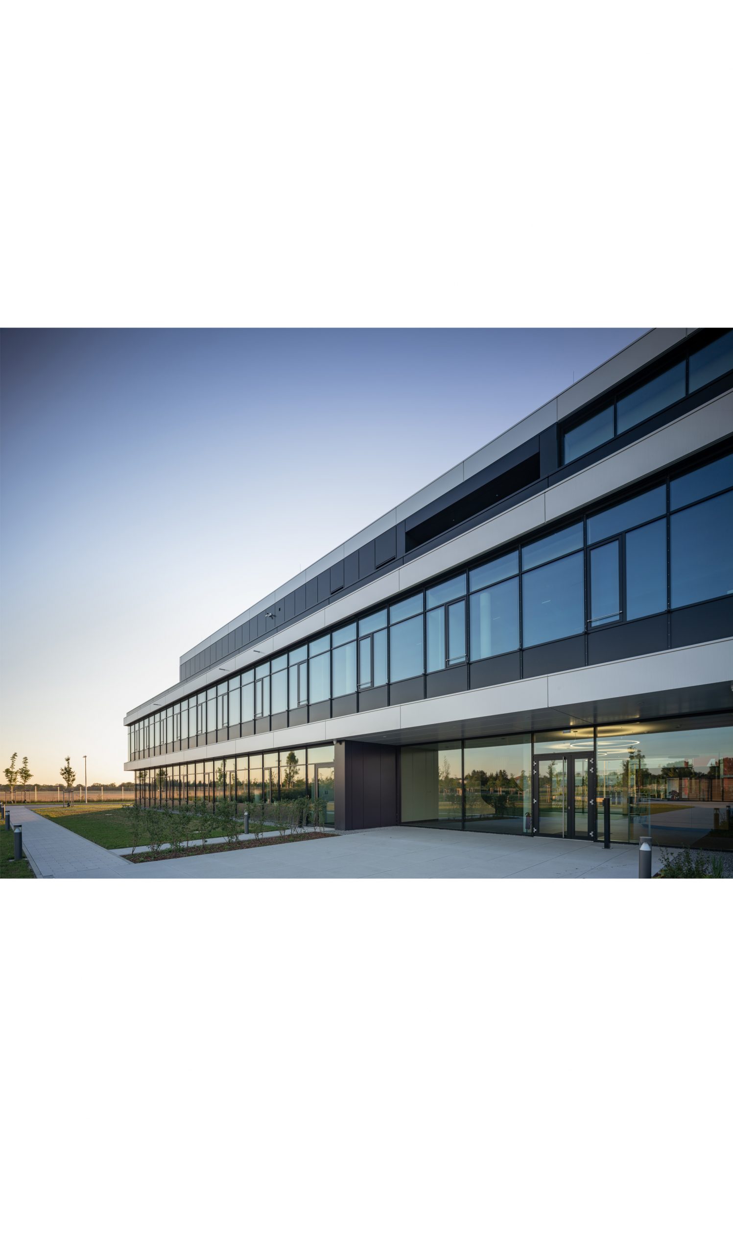Unternehmenszentrale GROUP7 in Schwaig bei Oberding – moderne Firmenzentrale und Verwaltungsgebäude von Bottler Lutz Architekten BDA.