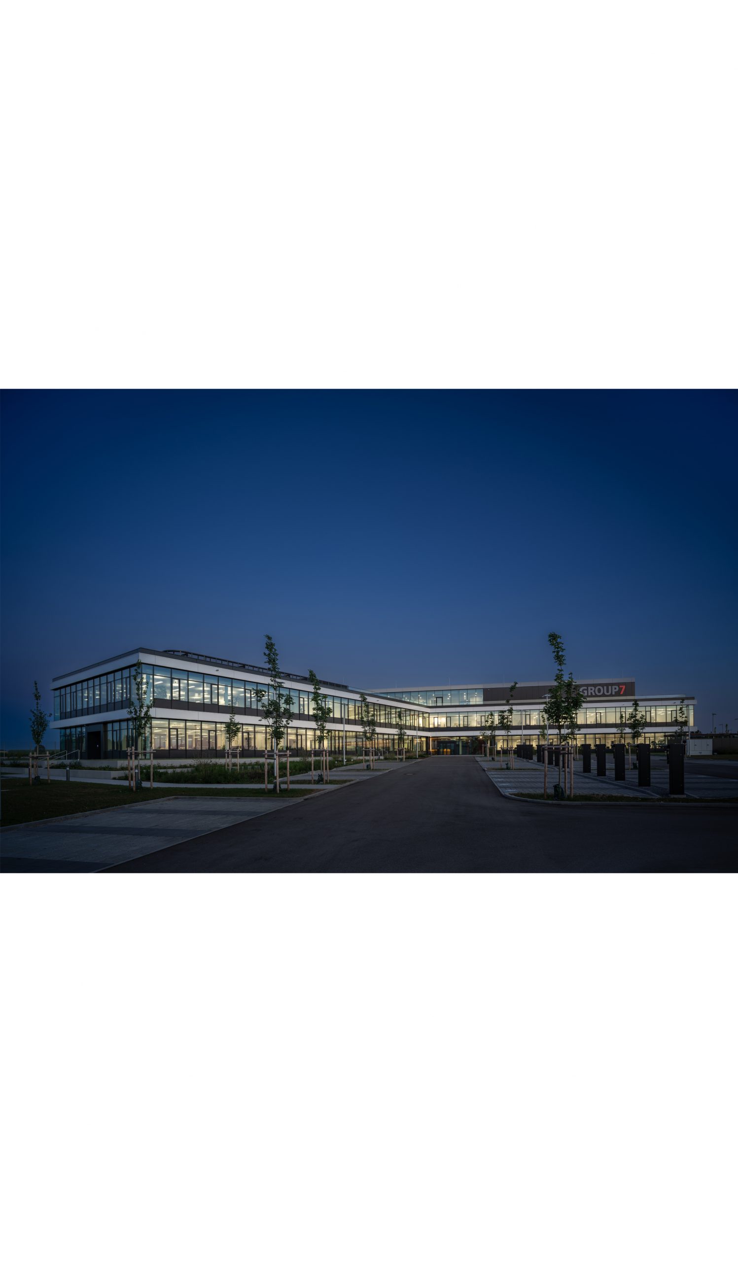 Unternehmenszentrale GROUP7 in Schwaig bei Oberding – moderne Firmenzentrale und Verwaltungsgebäude von Bottler Lutz Architekten BDA.