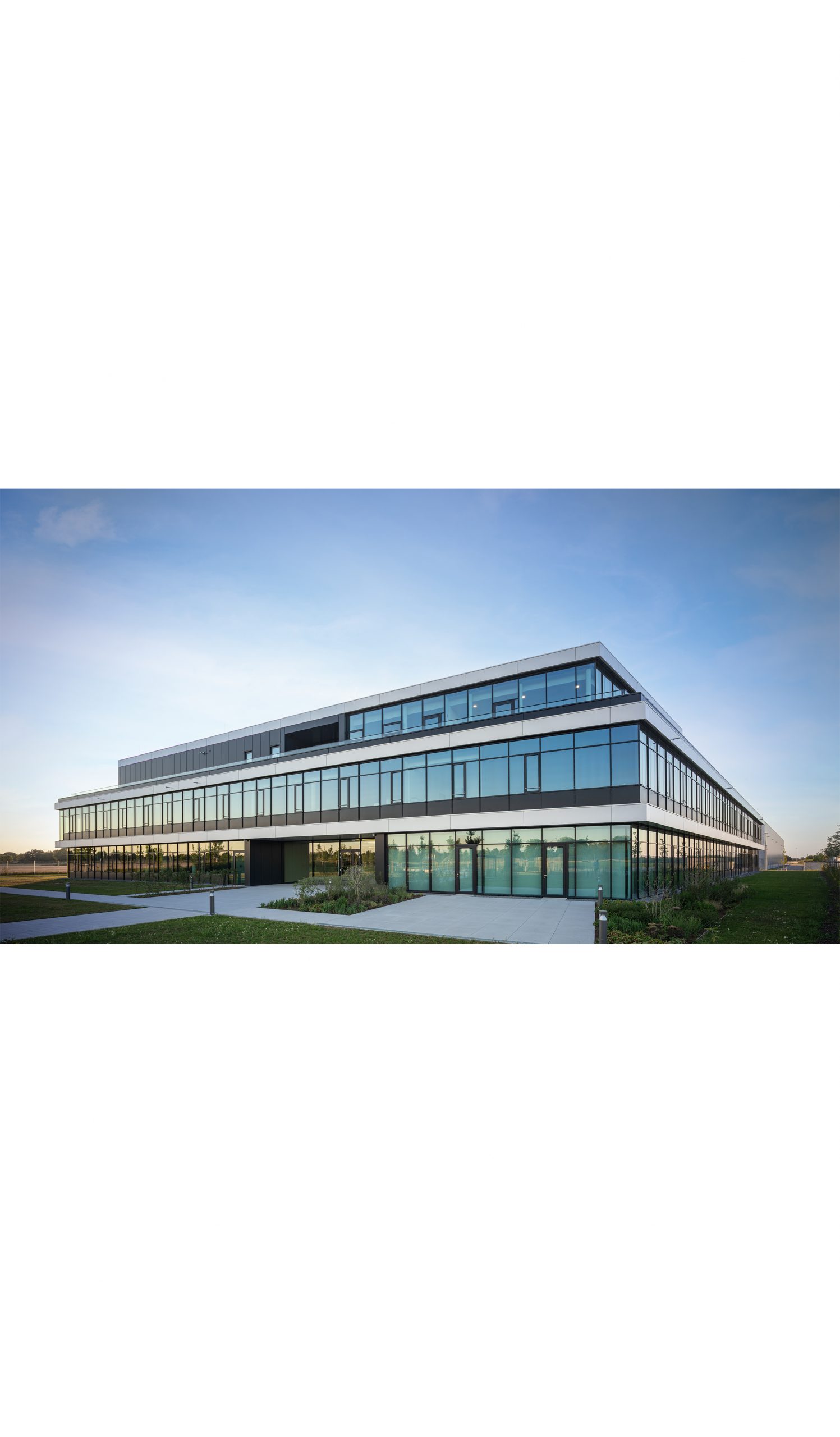 Unternehmenszentrale GROUP7 in Schwaig bei Oberding – moderne Firmenzentrale und Verwaltungsgebäude von Bottler Lutz Architekten BDA.